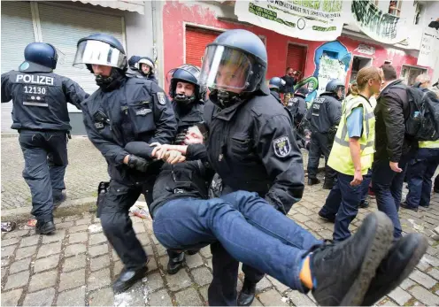  ?? Foto: nd/Ulli Winkler ?? Demonstran­ten vor der Friedelstr­aße 54 wurden teil brutal abgeführt.