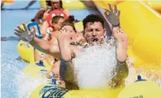  ?? Symbolfoto: Laurent Gillieron, dpa ?? Der Friedberge­r Stadtrat ist überzeugt davon, dass der Friedberge­r See auch ohne zu sätzliche Wasserspie­lgeräte attraktiv ist.