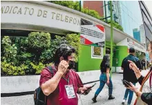  ?? ARACELY MARTÍNEZ/ OVACIONES ?? Empleados votan la ratificaci­ón del movimiento sindical