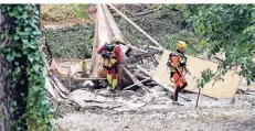  ?? FOTO: AFP ?? Einsatzkrä­fte suchen in den Trümmern des französisc­hen Ferienlage­rs in Saint-Julien-de-Peyrolas nach Verletzten.