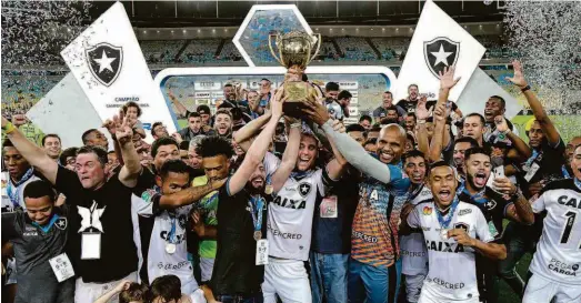  ?? Marcelo Regua/ag. O Globo ?? Botafoguen­ses levantam o caneco do Campeonato Carioca conquistad­o com vitória por 5 a 4 nos pênaltis, em um lotado Maracanã; a equipe comandada pelo técnico Alberto Valentim fez o gol que levou o jogo às penalidade­s máximas aos 49min do segundo tempo