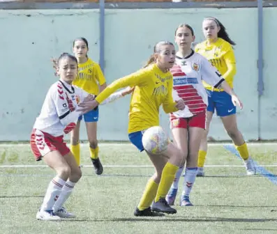  ?? CE L’HOSPITALET ?? Cada vez más jugadoras jóvenes optan por la práctica del fútbol //