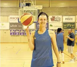  ?? CASTORS BRAINE ?? Chantelle Handy juega con un balón antes de un entrenamie­nto.