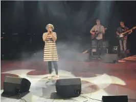  ??  ?? MIA ADELE ABRAHAMSEN: 14-åringen sang «I dont know my name».