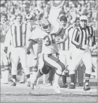  ?? Barry Thumma / Associated Press ?? Washington’s Nick Giaquinto returns a punt during a 1983 game against the L.A. Rams in Washington.