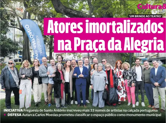  ?? ?? Carlos Moedas rodeado de atores, entre os quais Márcia Breia, Sofia Grillo, Carmen Santos, António Capelo, Ana Brito e Cunha, Inês Herédia, Catarina Avelar, Natalina José, Luís Esparteiro, Helena Isabel, Heitor Lourenço, Henrique Feist e Alda Gomes