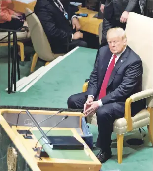  ?? EFE ?? A la espera. El presidente estadounid­ense, Donald Trump, permanece sentado antes de ofrecer un discurso durante la sesión de apertura del debate de alto nivel de la Asamblea General de Naciones Unidas, en la sede de la ONU en Nueva York, ayer.