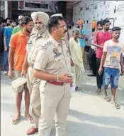  ??  ?? ■ Police outside a hospital where the injured persons were admitted at Kot Khalsa area in Amritsar on Saturday. SAMEER SEHGAL/HT