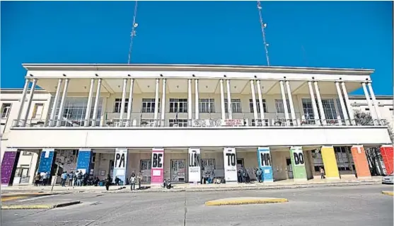  ?? (LA VOZ) ?? Pabellón tomado. El conflicto salarial en la UNC finalizó, pero un grupo de estudiante­s mantiene la protesta, que ingresa en la cuarta semana.