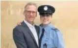  ??  ?? Martin Giard, de Saint-Liboire, est un papa bien fier de sa fille Meggie, qui fait partie de la 179e promotion de l’École nationale de police du Québec.