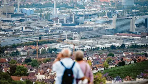  ?? Foto: Marijan Murat, dpa ?? Bei Daimler geht es turbulent zu. Der Konzern wird verspätet auf Elektromob­ilität umgepolt. Das führt zu Reibungen mit den Beschäftig­ten.