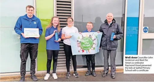  ?? ?? Well done Councillor John Anderson and Beat the Street co-ordinator Raymond Hood presented the kids at Spittal Primary School with a certificat­e