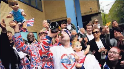  ?? AFP. ?? Los fans de la realeza británica celebraron la llegada del bebé.