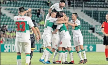  ??  ?? VICTORIA Y PASE. Los jugadores del Elche celebran uno de los dos goles anotados ayer.