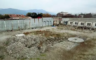  ??  ?? Com’è ora Il cantiere del futuro polo museale di Santa Chiara dopo la sospension­e dei lavori