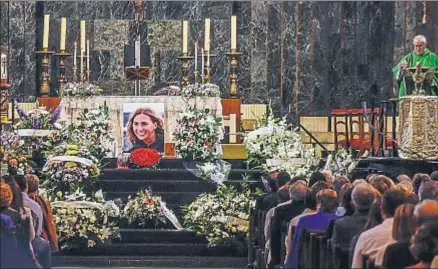  ?? MIGUEL TOÑA / EFE ?? Cientos de personas acudieron al funeral de María Villar, a principios de la semana pasada, en Getxo