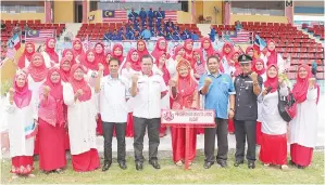  ??  ?? PERGERAKAN Wanita Umno Kudat mampu menduduki naib johan kategori NGO.