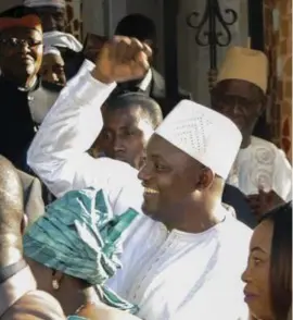  ?? © epa ?? Adama Barrow wuift het publiek toe na zijn eedafleggi­ng op de Gambiaanse ambassade in Dakar.
