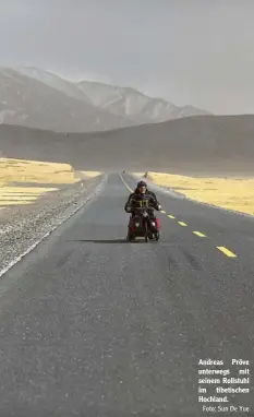  ?? Foto: Sun De Yue ?? Andreas Pröve unterwegs mit seinem Rollstuhl im tibetische­n Hochland.
