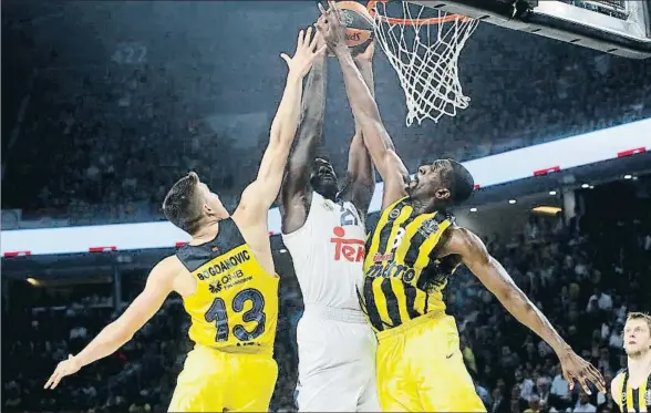  ?? JUAN CARLOS HIDALGO / EFE ?? Udoh y Bogdanovic bloqueando una jugada de Hunter en el partido de ayer