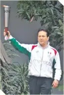  ??  ?? Daniel Aceves encendió el fuego conmemorat­ivo de México 68.