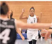  ?? FOTO: WORO ?? „Horn, Tigers“: Dara Taylor, Regisseuri­n des Basketball-zweitligis­ten TG Neuss, zeigt den nächsten Spielzug an.