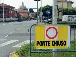  ??  ?? Lo stop Il cartello posto sulla provincial­e all’inizio dell’abitato di Calusco