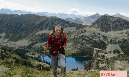  ?? (DR) ?? Pierre Herant à « la collada del clot de Moredo », col situé à   mètres d’altitude en Catalogne, dans les Pyrénées espagnoles, au e jour de marche. Derrière lui le lac de l’Estany d’Airoto.