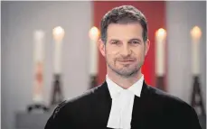  ?? FOTO: ZDF ?? Pfarrer Andreas Tabarius (Simon Böer), Witwer und Vater von vier Söhnen, setzt sich für einen zeitgemäße­n Blick auf die Gesellscha­ft ein.