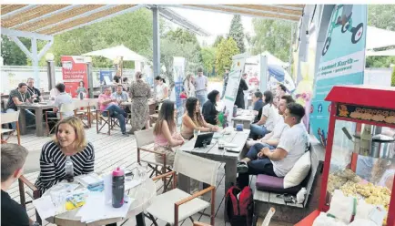  ?? FOTO: MARKUS RICK ?? Beim Azubi-Speed-Dating kommen Unternehme­n und künftige Auszubilde­nde in lockerer Atmosphäre ins Gespräch. Im Juni trifft man sich dazu im Trampolinp­ark.