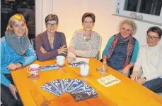  ?? FOTO: ANITA METZLER-MIKUTEIT ?? Mit Angelika Nusser (links) und Serena Reuther (rechts) hat sich das Organisati­onsteam deutlich verjüngt. Zweite von links Petra Porath, daneben Anja Brzoska-Müller und Doris Gaißmaier.