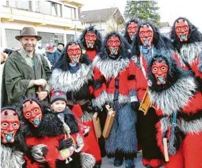  ?? ?? Auch die Wörishofer Wasserteuf­el waren am Faschingsd­ienstag vor dem Rathaus in Aktion.