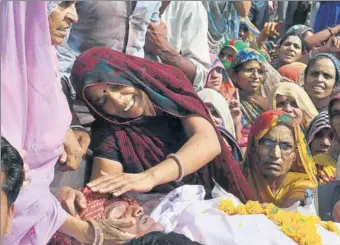  ?? HT FILE PHOTO ?? ■ Villagers protest with the body of a farmer killed in Mandsaur police firing last year.