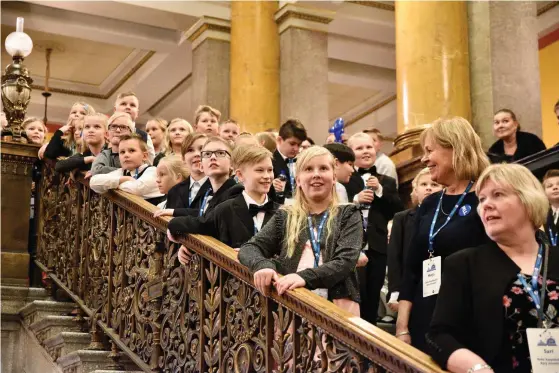  ?? FOTO: SPT/LINNEA DE LA CHAPELLE ?? 533 skolelever från 268 kommuner deltog i självständ­ighetsfest­en på Ständerhus­et i Helsingfor­s.