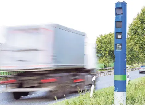  ?? ARCHIVFOTO: URBAN ?? Solche Kontrollsä­ulen könnten bald auch an Bundesstra­ßen im Rhein-Kreis stehen. Ein Standort in Grevenbroi­ch ist bereits bestätigt.