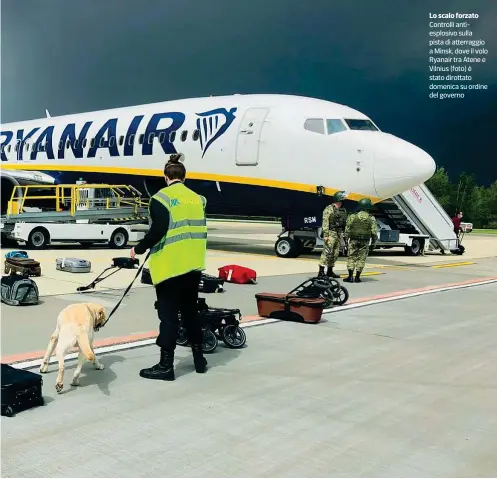  ??  ?? Lo scalo forzato Controlli antiesplos­ivo sulla pista di atterraggi­o a Minsk, dove il volo Ryanair tra Atene e Vilnius (foto) è stato dirottato domenica su ordine del governo