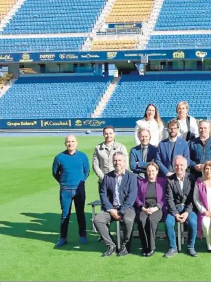  ?? ?? Foto de familia del encuentro celebrado ayer en el estadio.