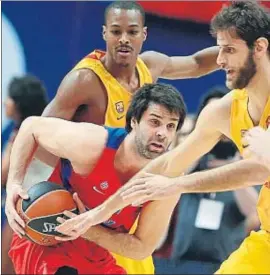  ?? SERGEI ILNITSKY / EFE ?? Perpéroglu intenta frenar Teodosic, que va donar 11 assistènci­es