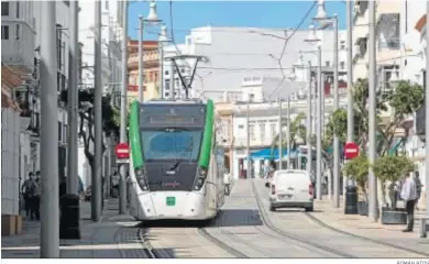  ?? ROMÁN RÍOS ?? El tranvía por la calle Real durante las pruebas, en una imagen tomada en 2020.