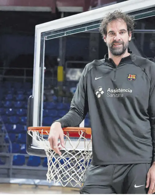  ?? ?? Roger Grimau posa en el Palau para SPORT durante la entrevista que concedió a nuestro medio, en una semana de entrenamie­ntos previa a la ‘batalla’ que llega