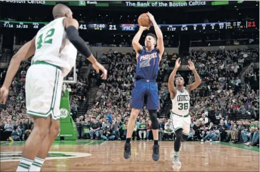  ??  ?? IMPARABLE. Devin Booker se eleva para lanzar en el Garden ante la mirada de Al Horford y después de dejar atrás a Marcus Smart.