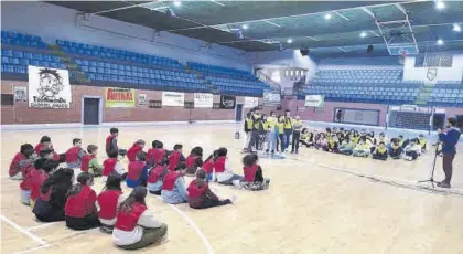  ?? EL PERIÓDICO ?? Grupo de escolares, durante su participac­ión en la convivenci­a escolar el miércoles en Navalmoral.