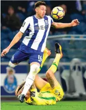  ?? MIGUEL RIOPA /AFP PHOTO ?? SIAP MENGHADANG: Gelandang Porto Hector Herrera ketika tampil melawan CD Tondela di Dragao (19/1).