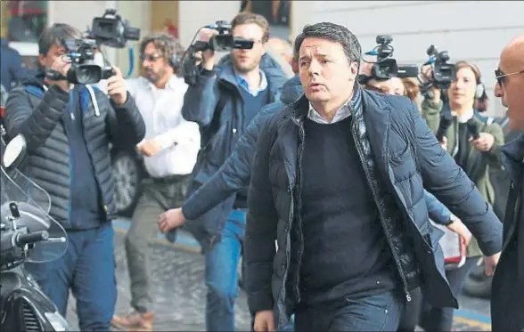  ?? ALESSANDRO BIANCHI / REUTERS ?? El ex primer ministro italiano Matteo Renzi, a su llegada a la reunión del Partido Demócrata celebrada ayer en Roma