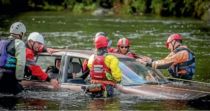  ?? PHOTO: LUZ ZUNIGA/STUFF ?? A training day saw volunteers and river rescue experts getting in, boots and all, to practise swift-water rescues involving a submerged car.