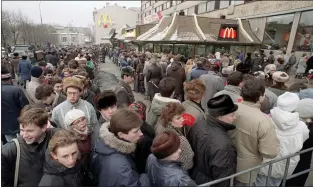  ?? THE ASSOCIATED PRESS ?? Hundreds of Muscovites line up outside the first McDonald’s restaurant in the Soviet Union on its opening day on Jan. 31, 1990, in Moscow.