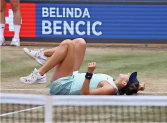  ?? REUTERS ?? Schreckmom­ent um Belinda Bencic im Final von Berlin: Die Schweizeri­n knickt um.