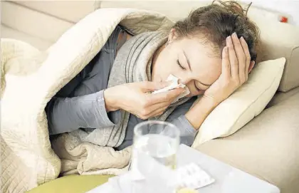  ??  ?? Una joven se muestra con un gran malestar debido a la gripe que padece.