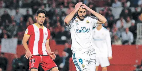 ?? FOTOS: AFP ?? Karim Benzema es parte de la BBC que en la Liga de las Estrellas anda apagada. Real Madrid se jala los pelos en el torneo local.