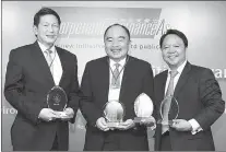  ??  ?? BDO executives Dennis B. Velasquez, EVP and head of central operations group (left), and Luis S. Reyes Jr., SVP and head of investor relations and corporate planning (center), display the plaques of recognitio­n they received from Corporate Governance...
